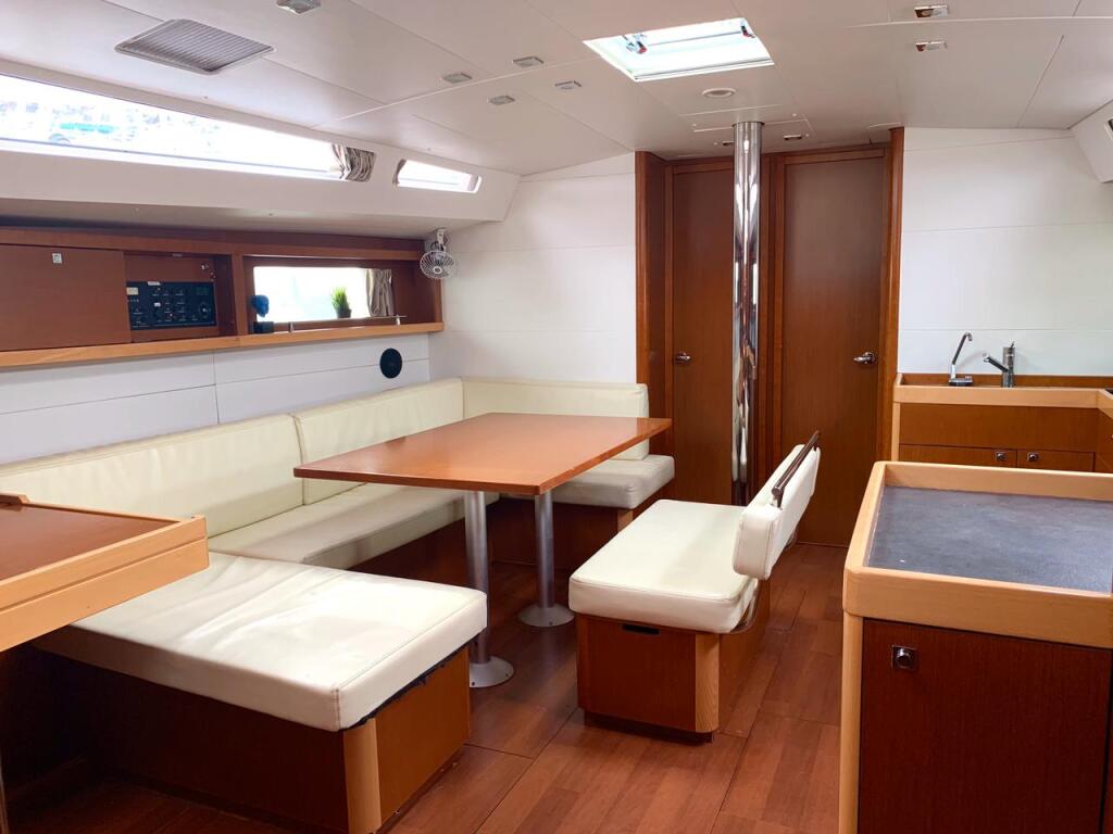 Sailing yacht 