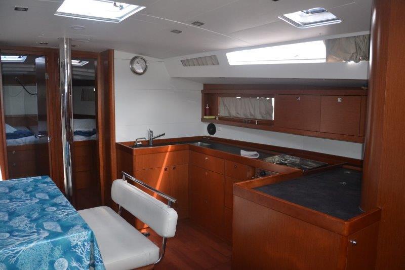 Sailing yacht 