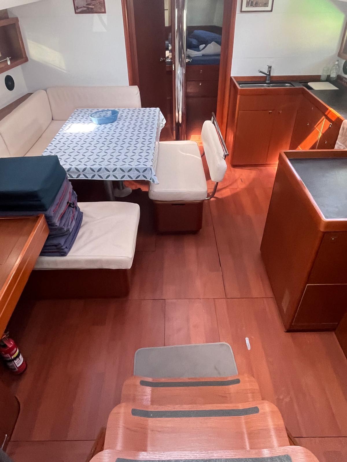 Sailing yacht 