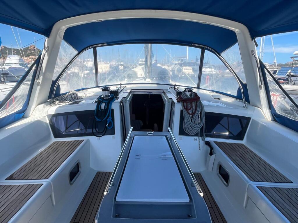 Sailing yacht 