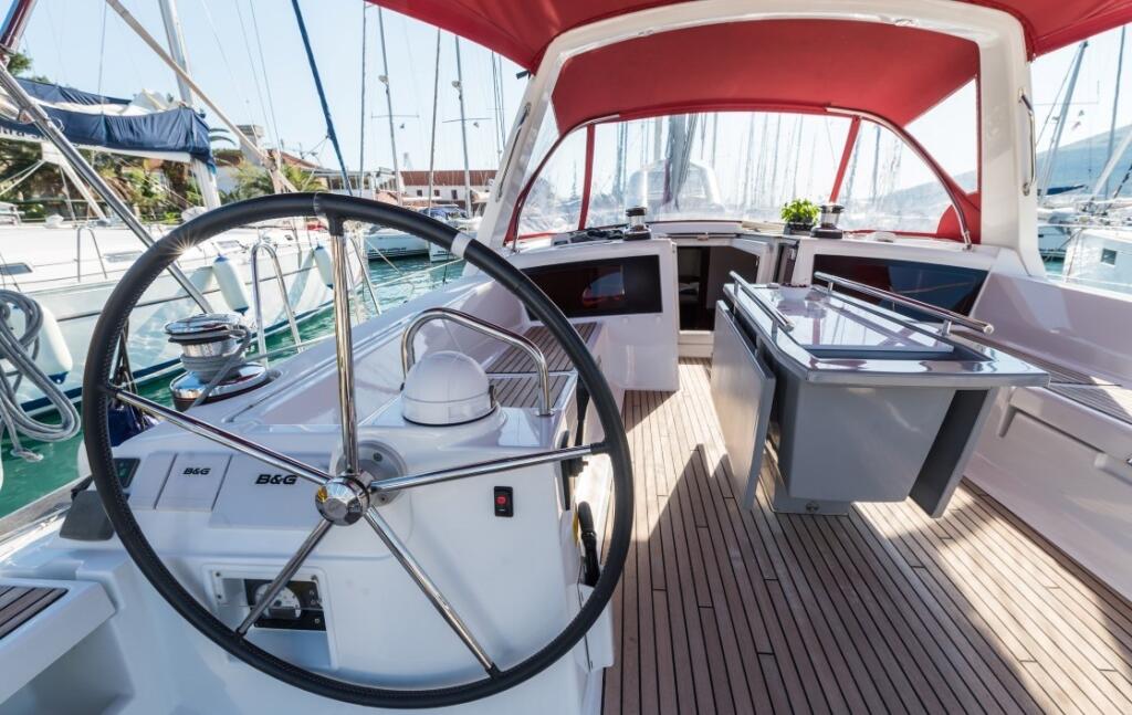 Sailing yacht 