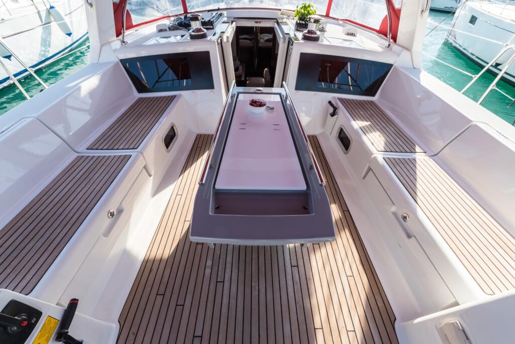 Sailing yacht 