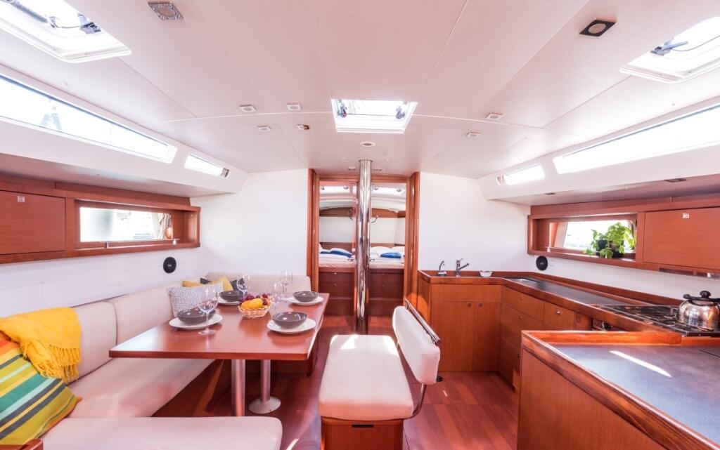 Sailing yacht 
