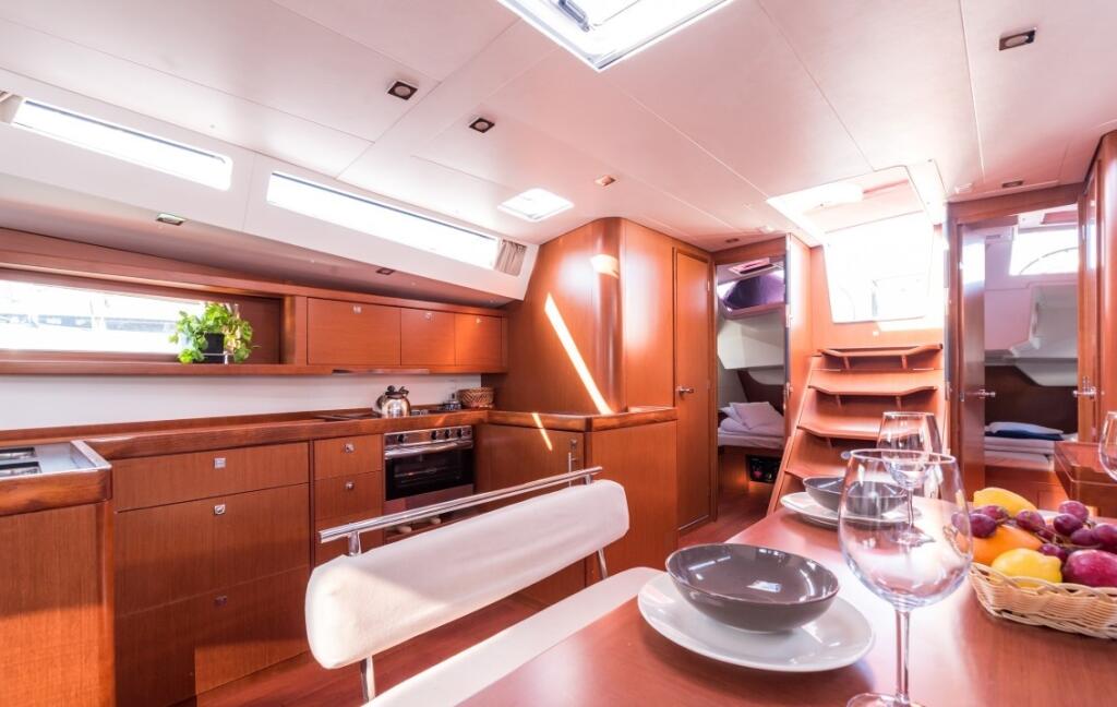 Sailing yacht 