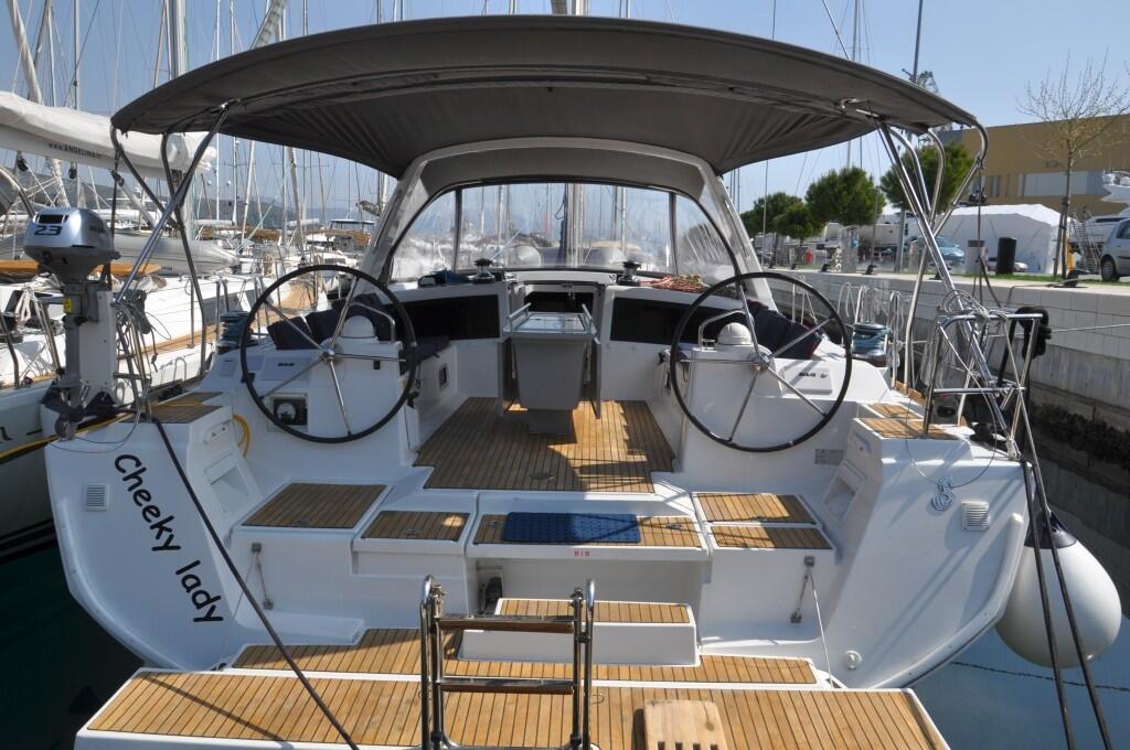 Sailing yacht 