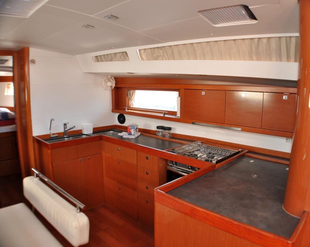 Sailing yacht 