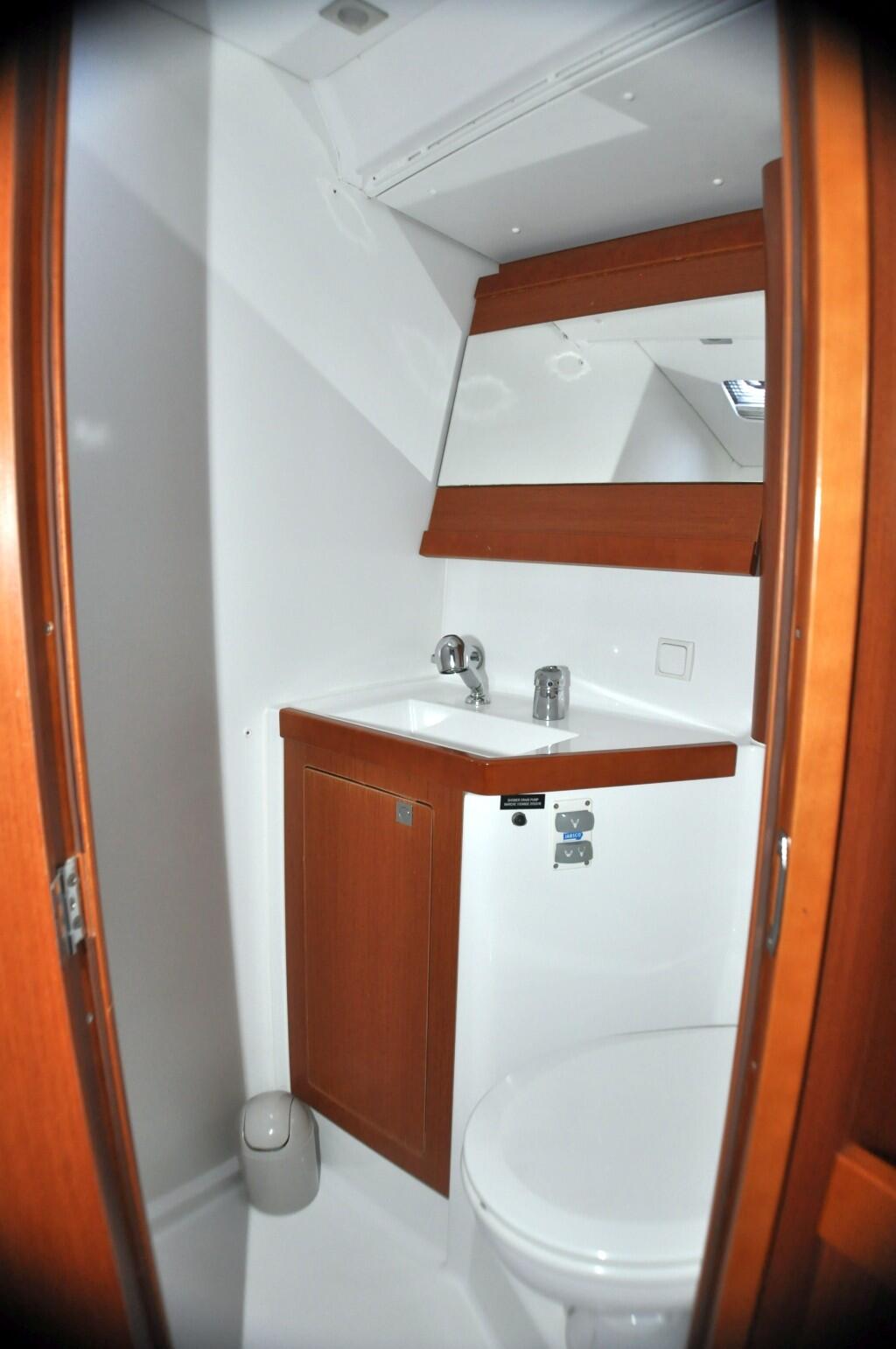 Sailing yacht 