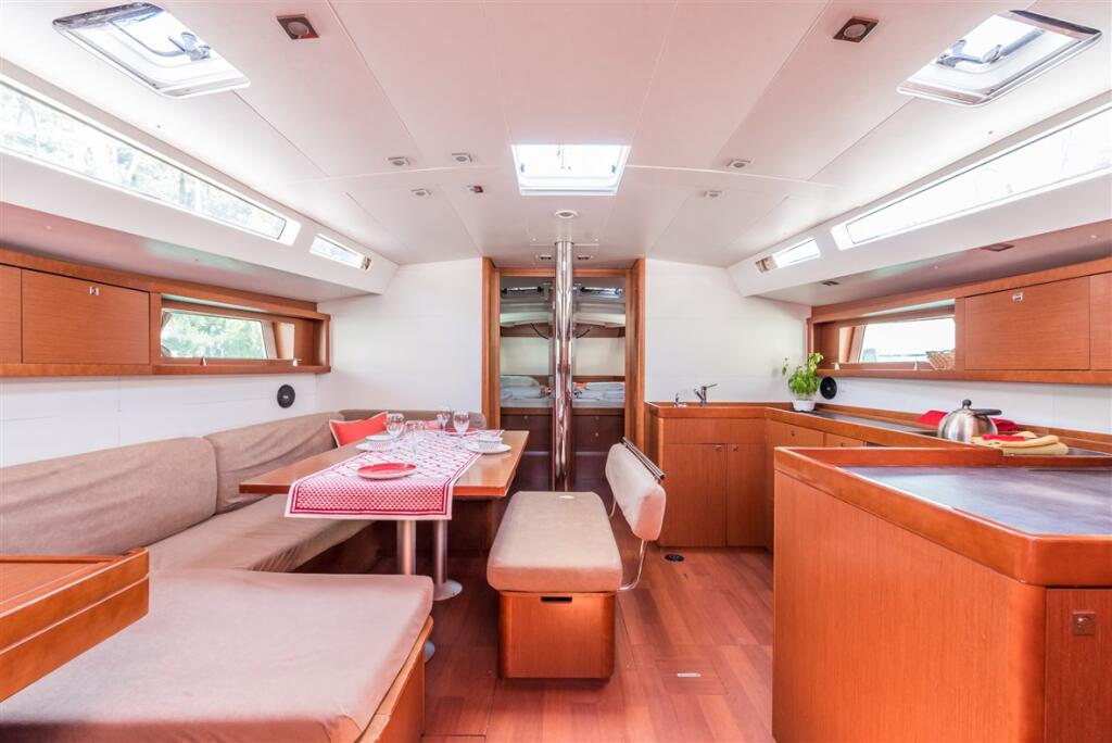 Sailing yacht 