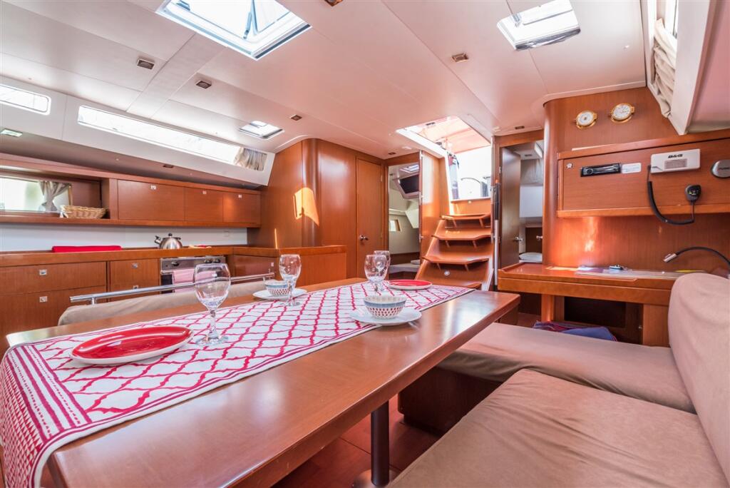 Sailing yacht 