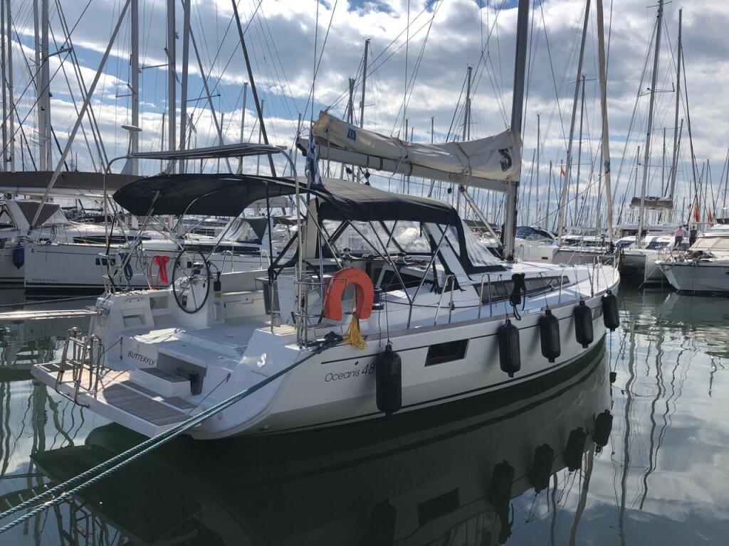 Sailing yacht 