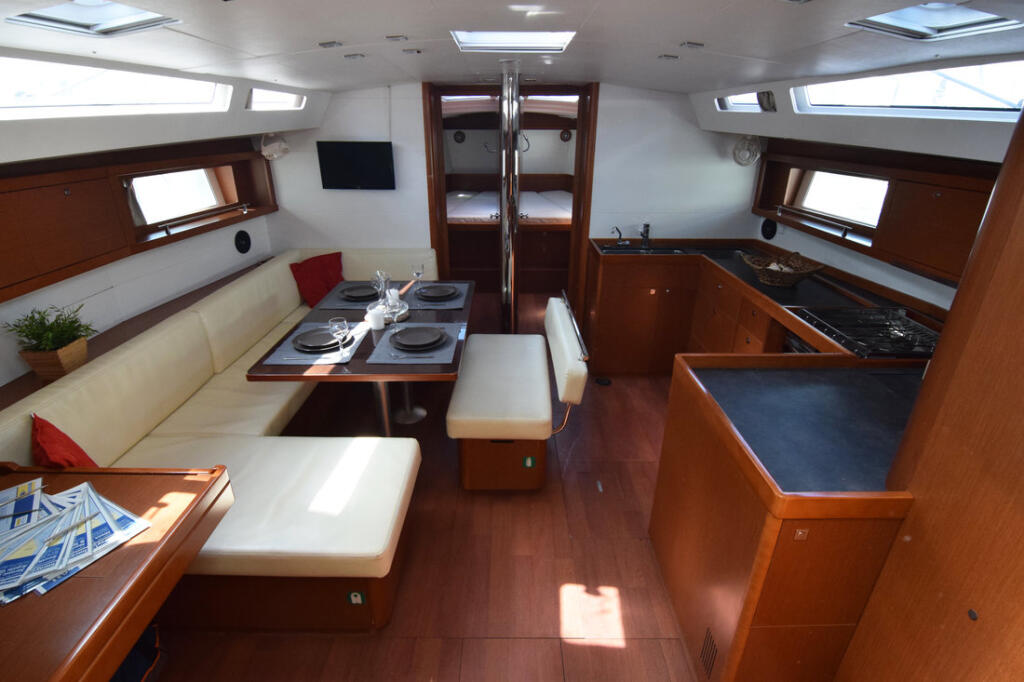 Sailing yacht 