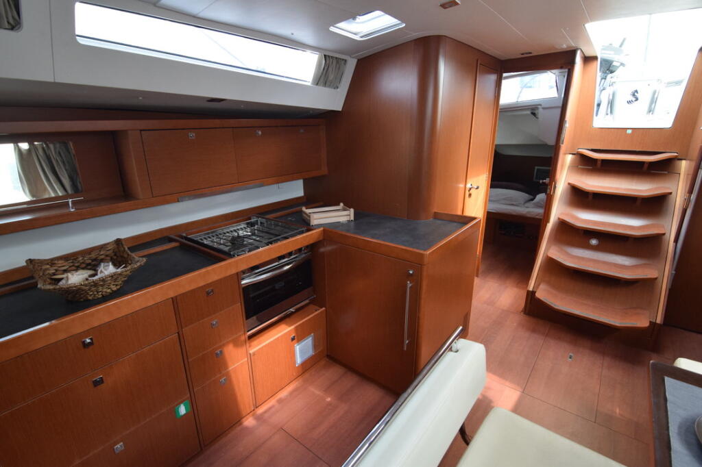 Sailing yacht 