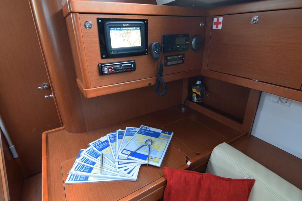Sailing yacht 