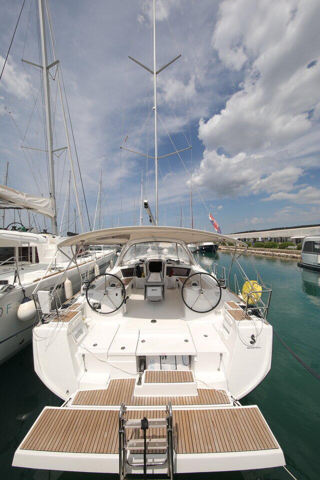 Sailing yacht 