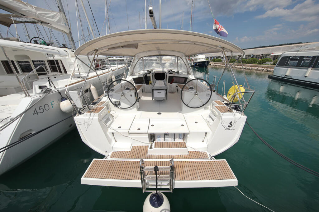 Sailing yacht 