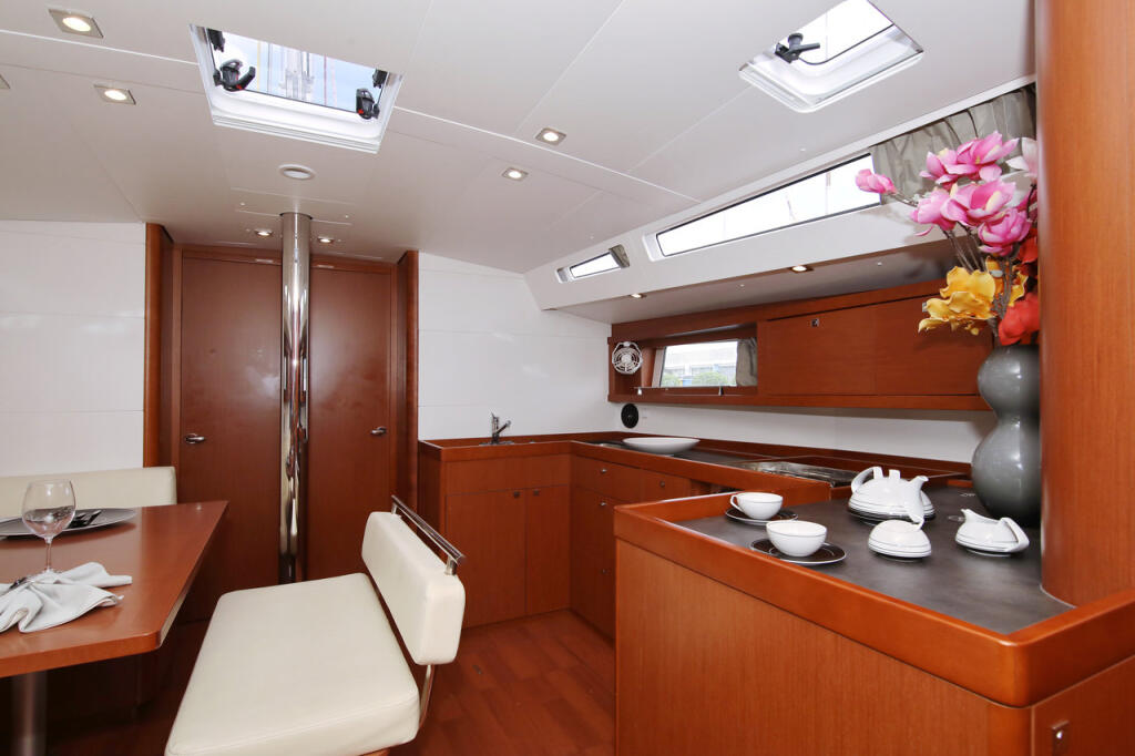 Sailing yacht 