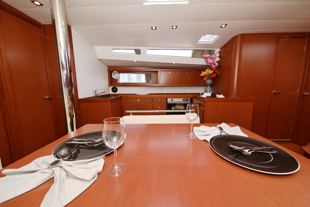 Sailing yacht 