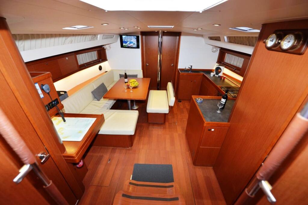 Sailing yacht 