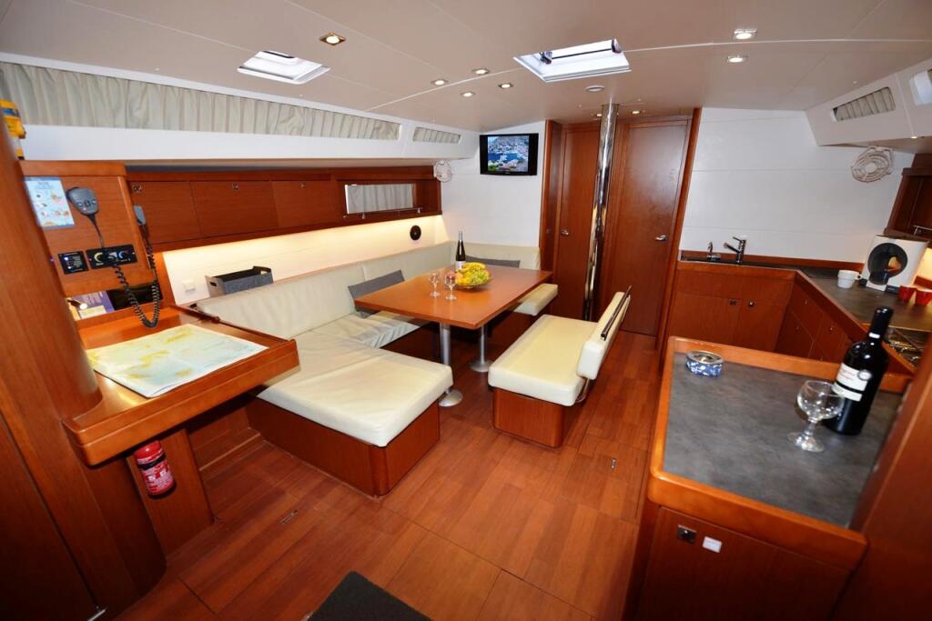 Sailing yacht 