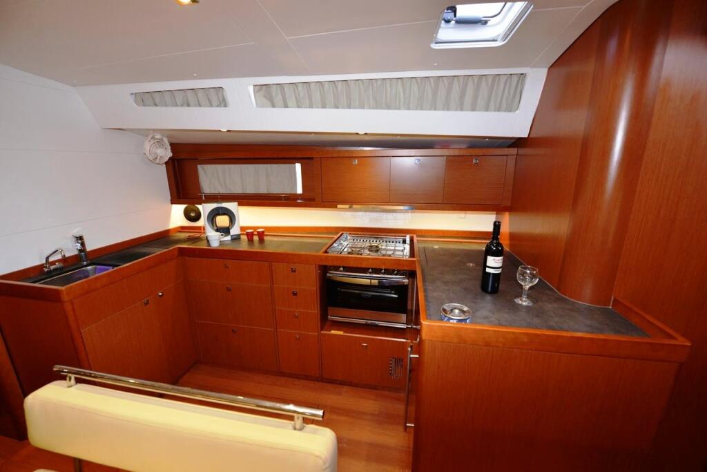 Sailing yacht 