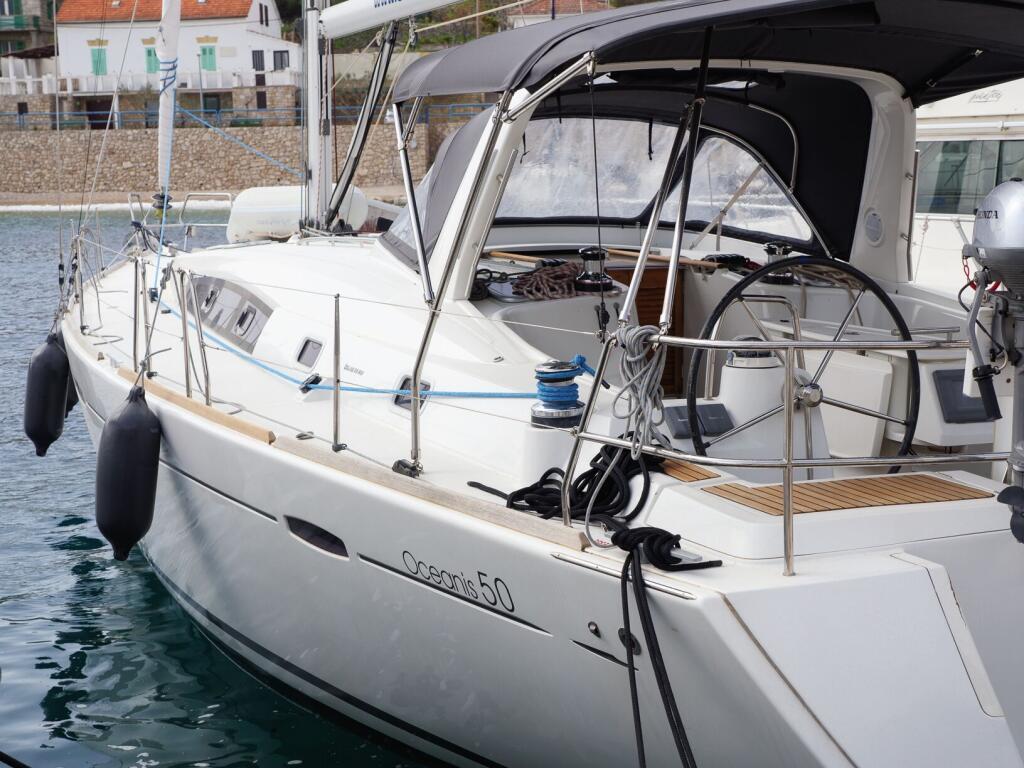 Sailing yacht 