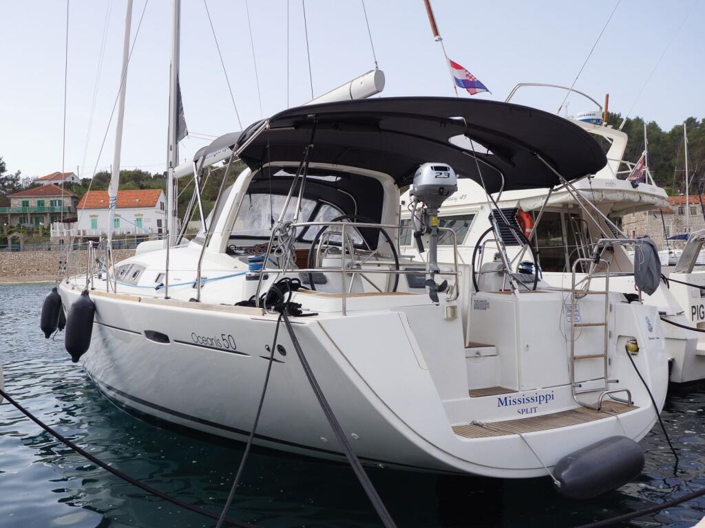 Sailing yacht 
