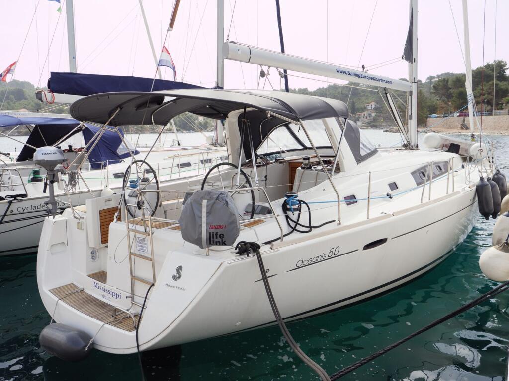Sailing yacht 