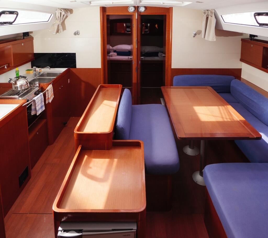 Sailing yacht 