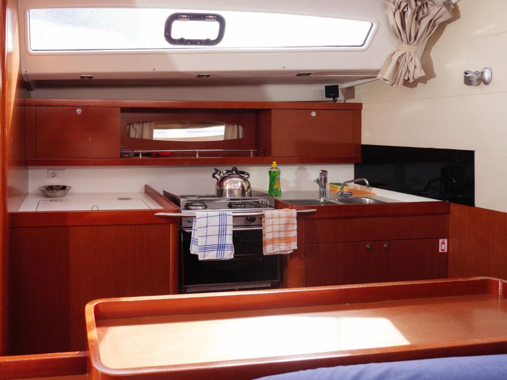 Sailing yacht 