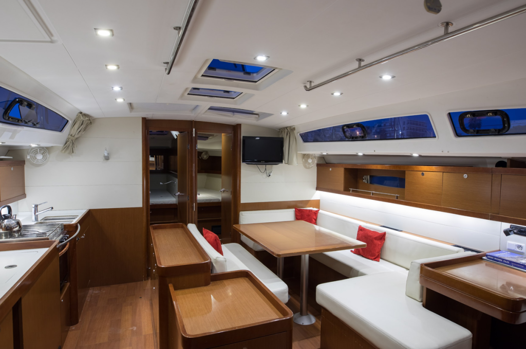 Sailing yacht 