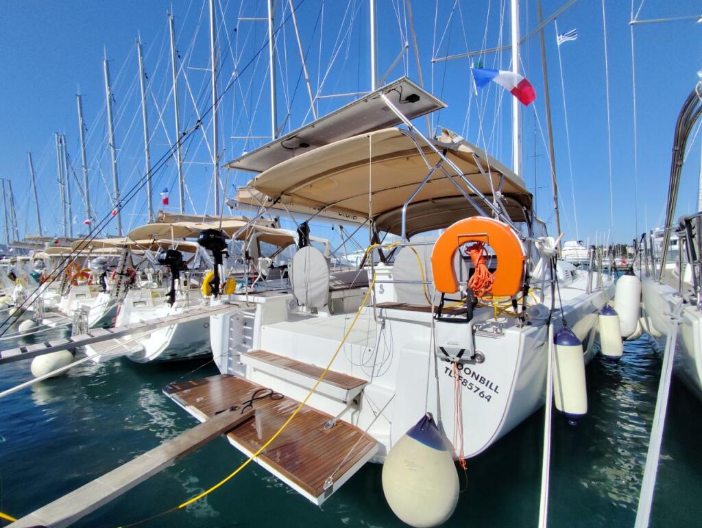 Sailing yacht 