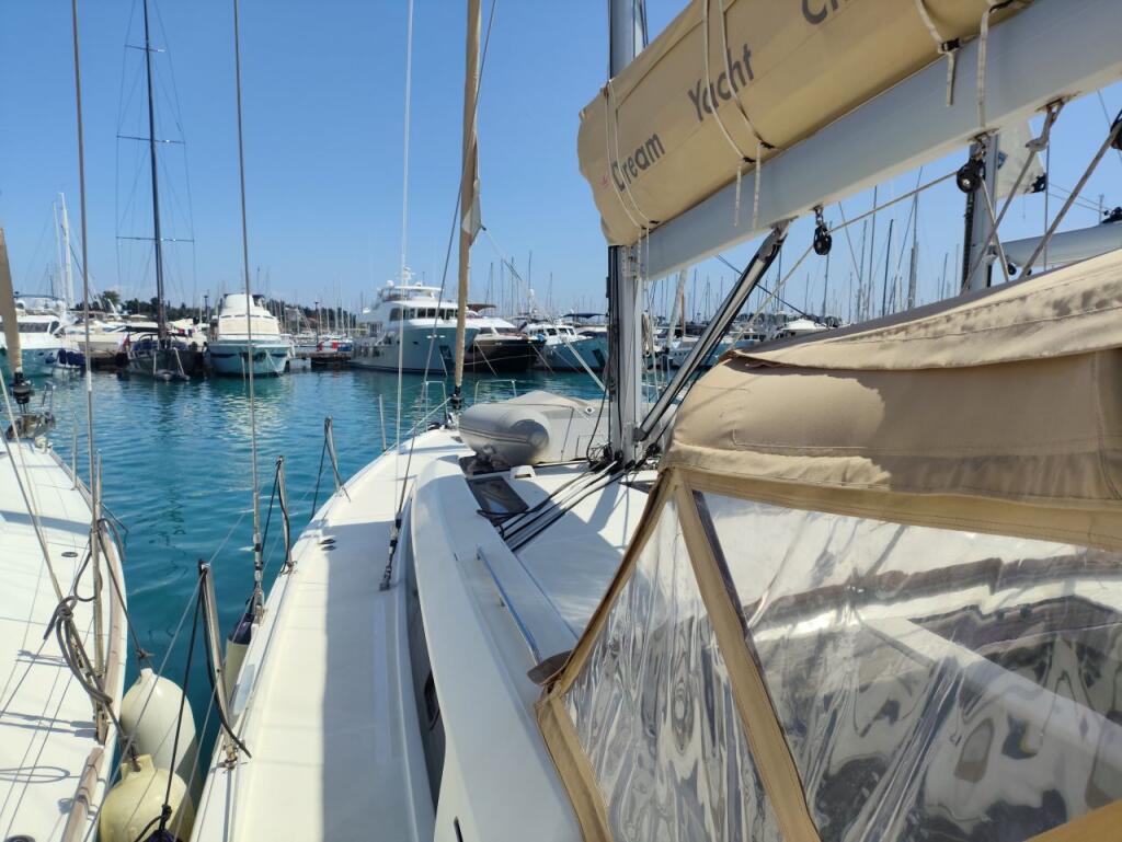 Sailing yacht 