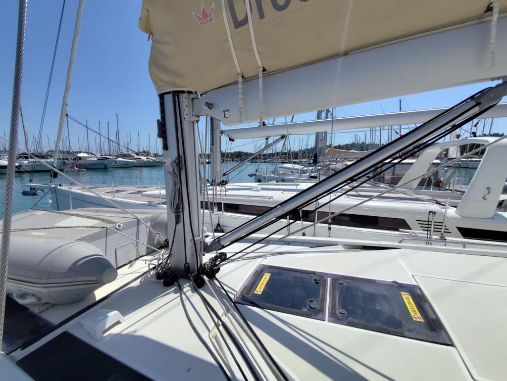 Sailing yacht 