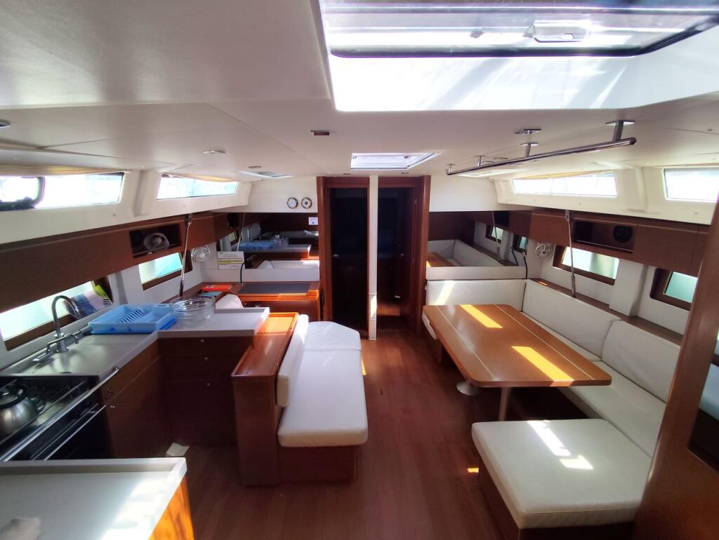 Sailing yacht 