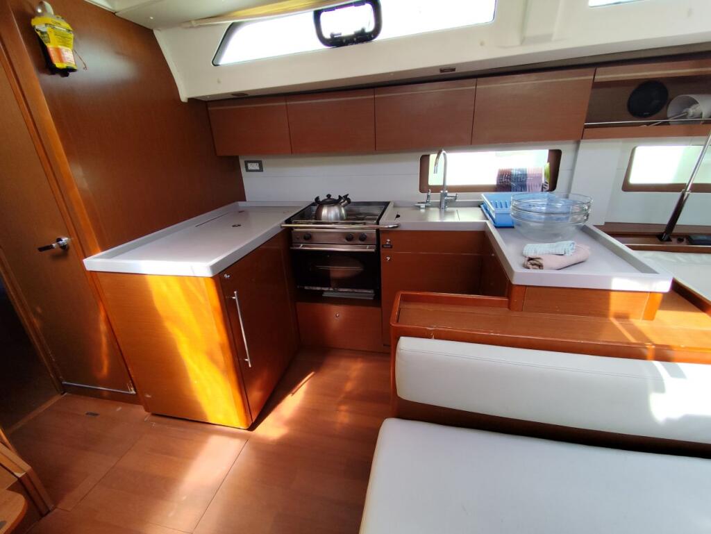 Sailing yacht 