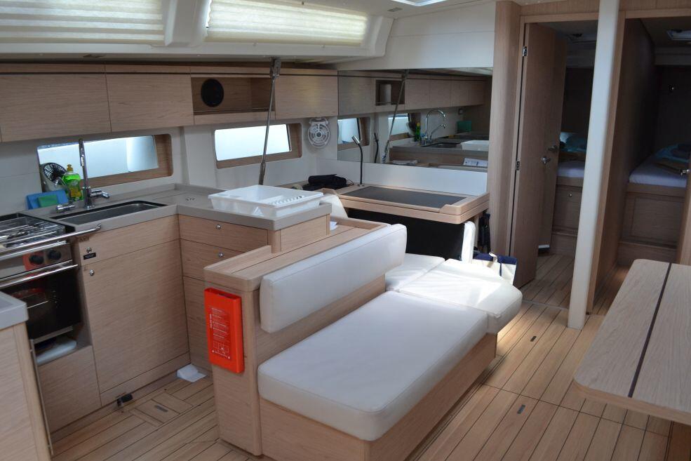 Sailing yacht 