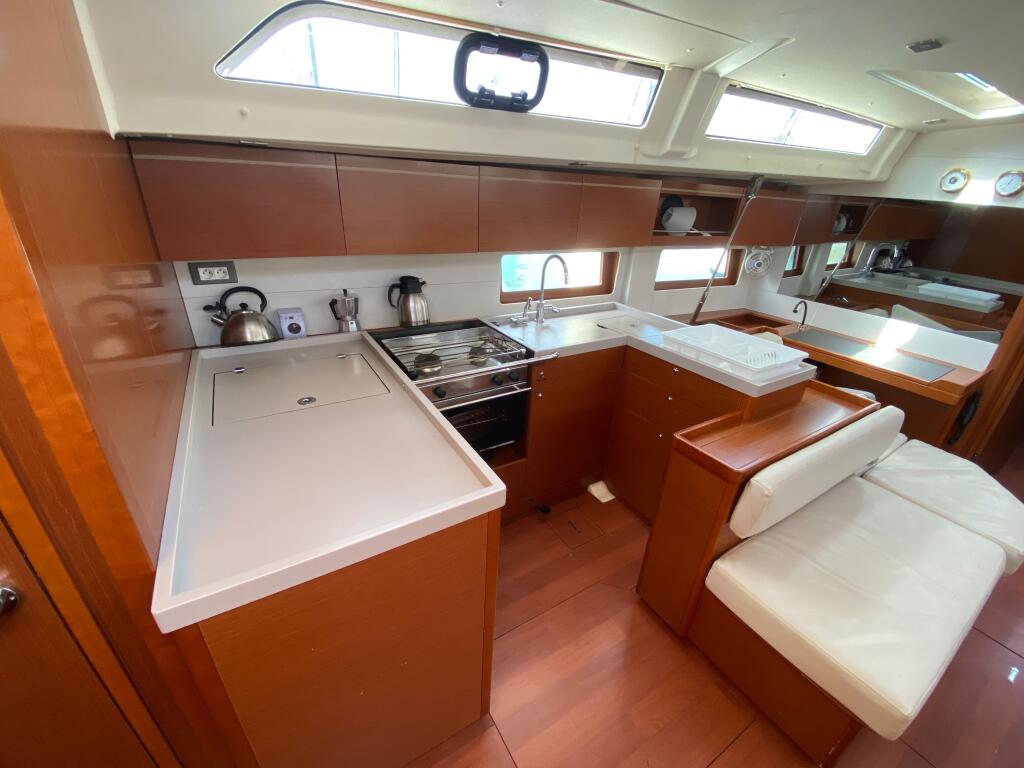 Sailing yacht 