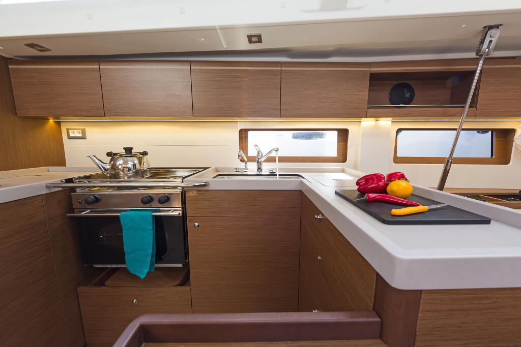 Sailing yacht 