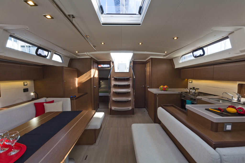 Sailing yacht 