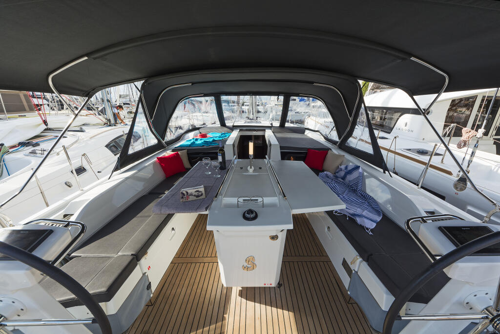 Sailing yacht 