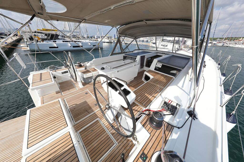 Sailing yacht 