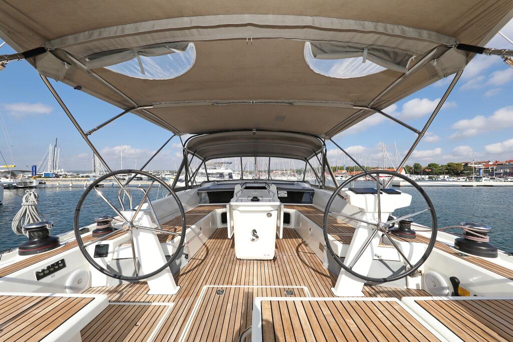 Sailing yacht 