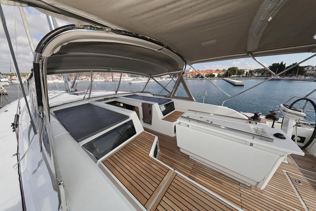 Sailing yacht 