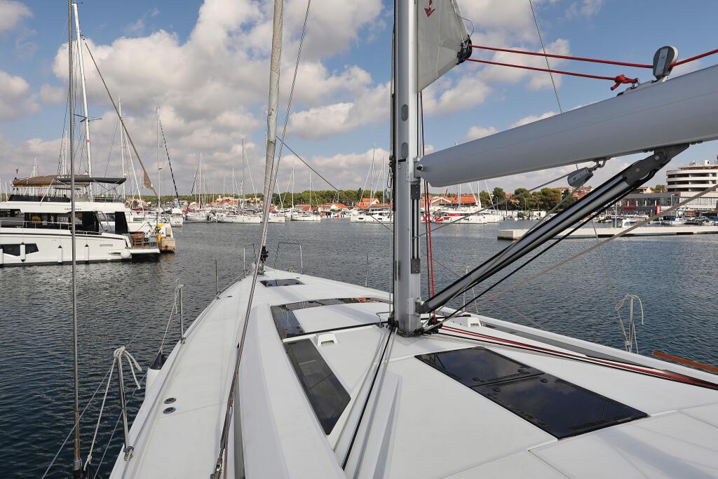 Sailing yacht 