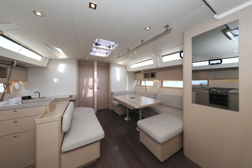 Sailing yacht 
