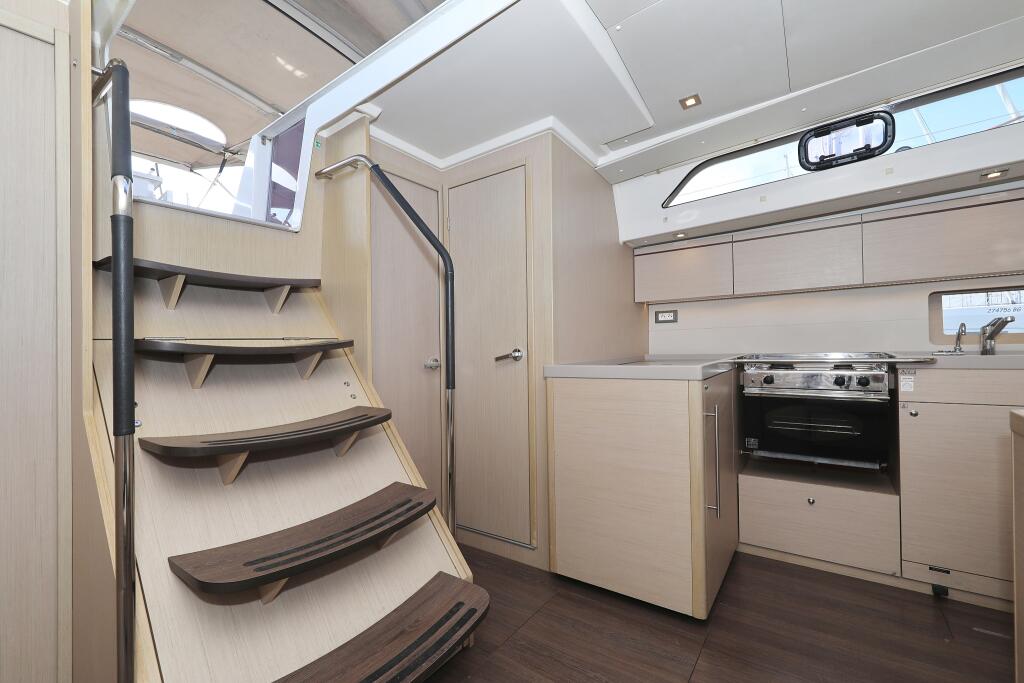 Sailing yacht 