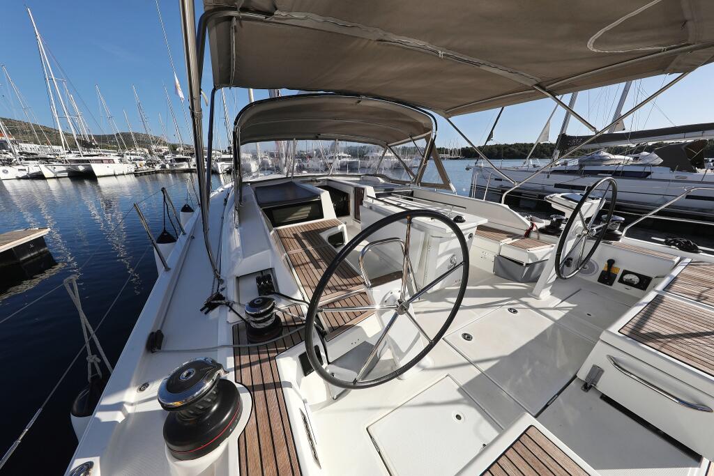 Sailing yacht 