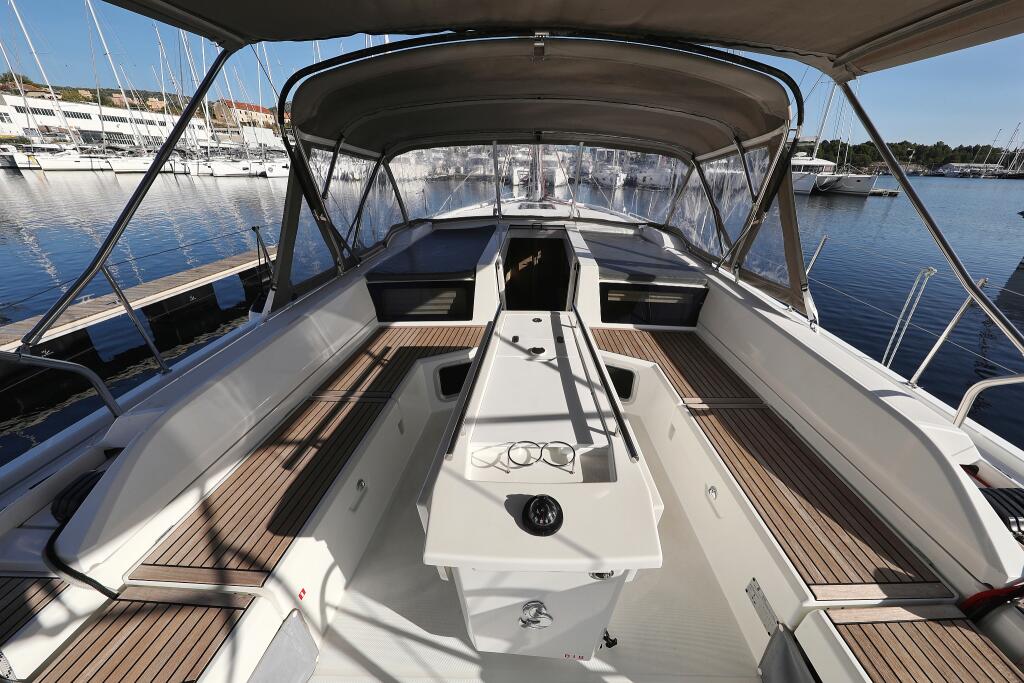 Sailing yacht 