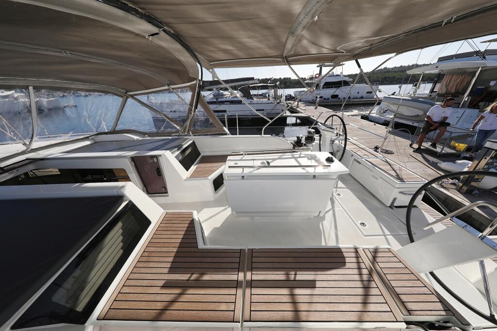 Sailing yacht 