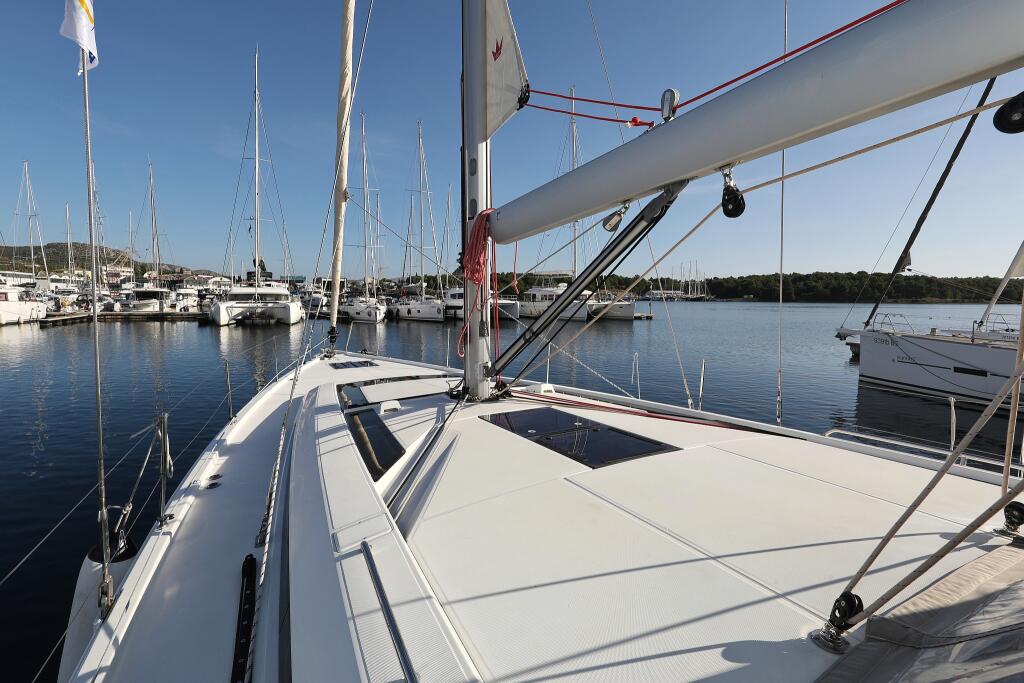 Sailing yacht 